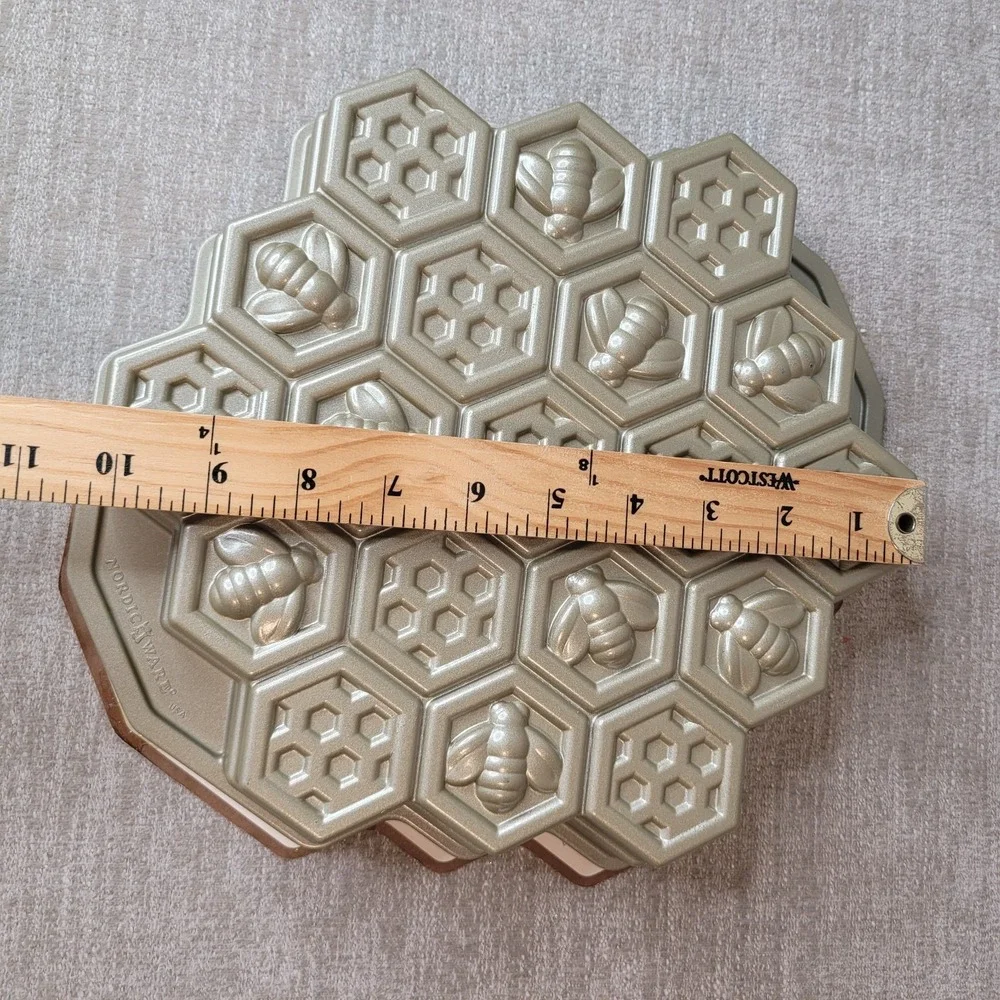 Nordic Ware Pull‎ Apart Beehive Bee Hive Honeycomb Cake Pan Williams Sonoma NEW